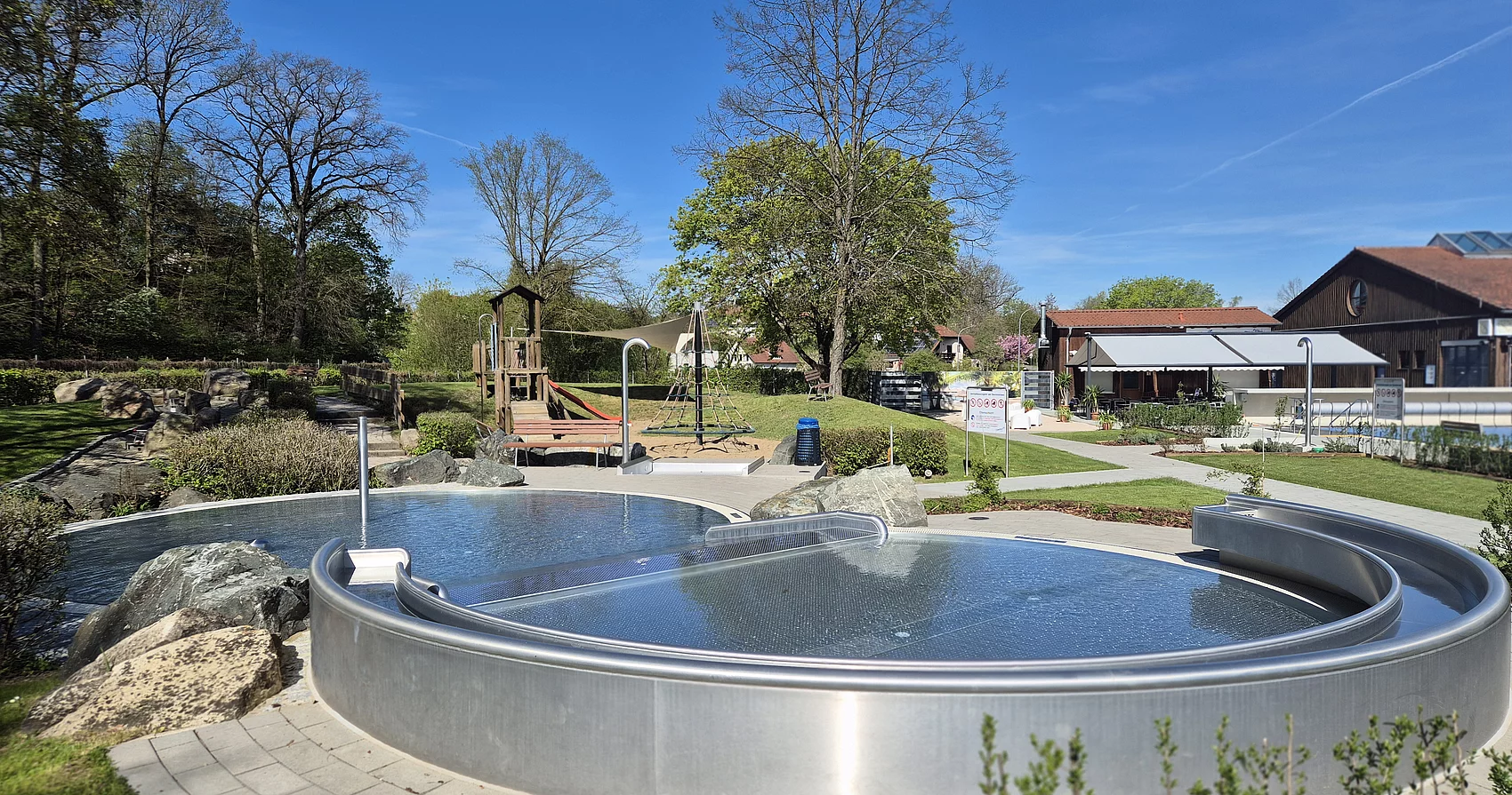 Ein Paradies für Entdecker! - In unserem weitläufigen Kinderbereich kommt garantiert keine Langeweile auf. Während die Kleinen den Abenteuerspielplatz mit Rutsche, Klettermöglichkeiten und dem hölzernen Aussichtsturm erobern, laden die flachen Erlebnisbecken zum sicheren Planschen und Entdecken ein.